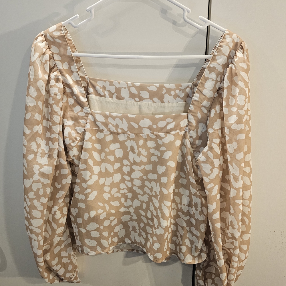 Chic Beige And White Patterned Blouse - image 3